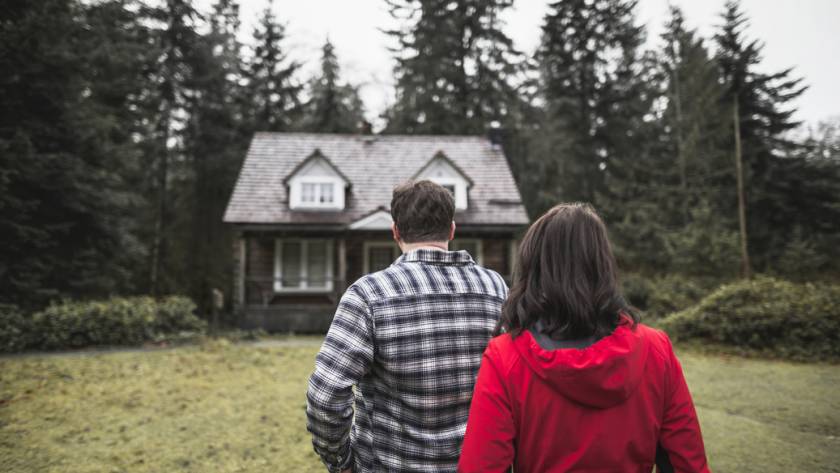 couple-looking-shack