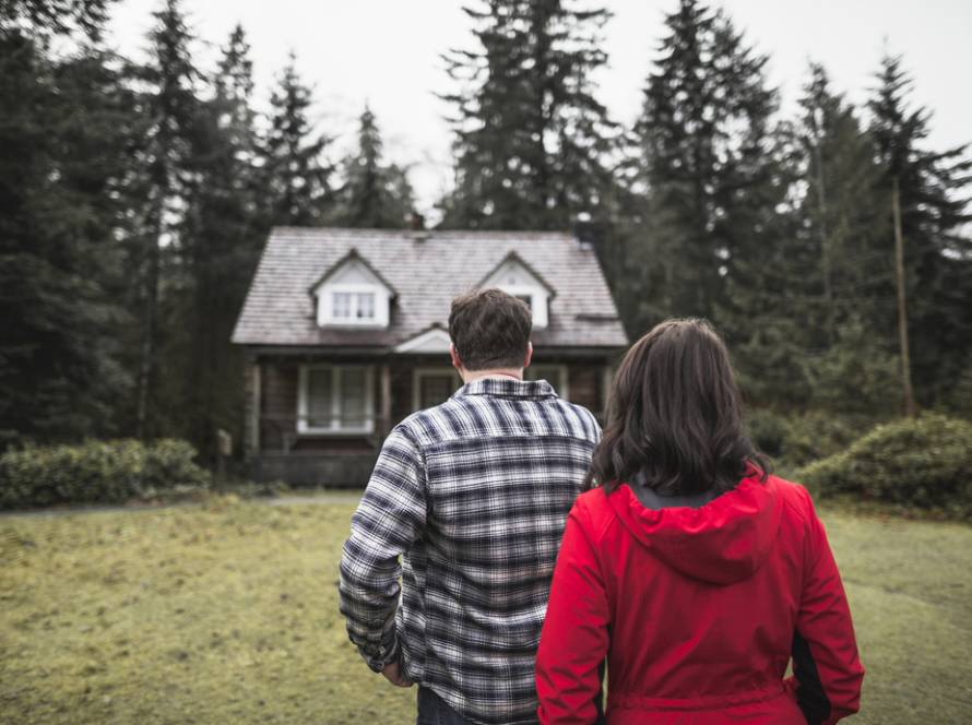 couple-looking-shack