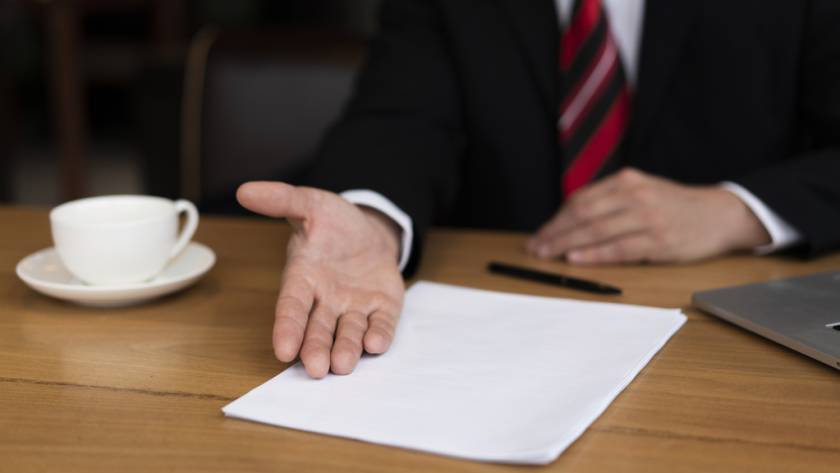 businessman-ready-sign-contract