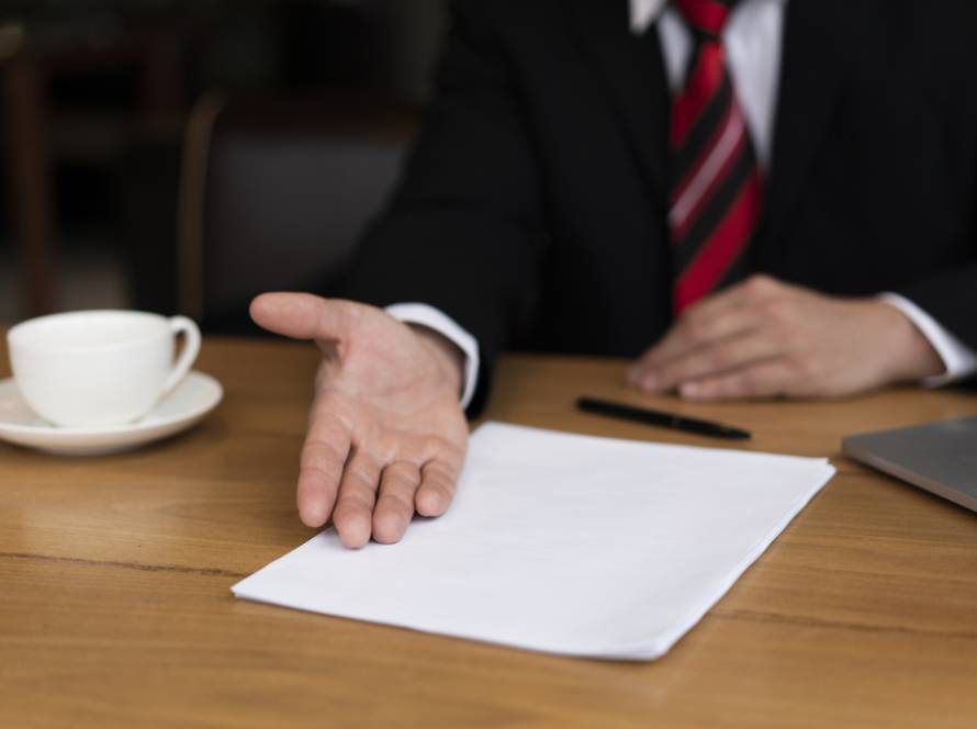 businessman-ready-sign-contract