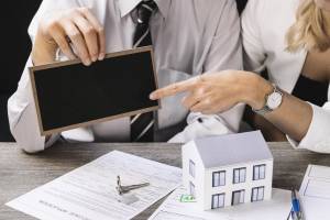 real-estate-agent-with-client-meeting