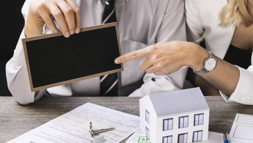 real-estate-agent-with-client-meeting