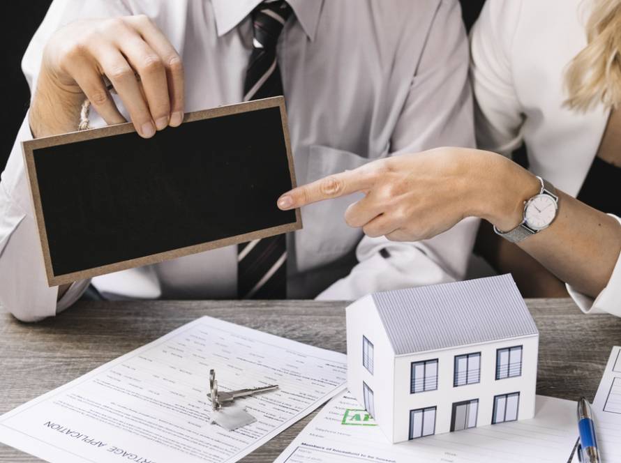 real-estate-agent-with-client-meeting