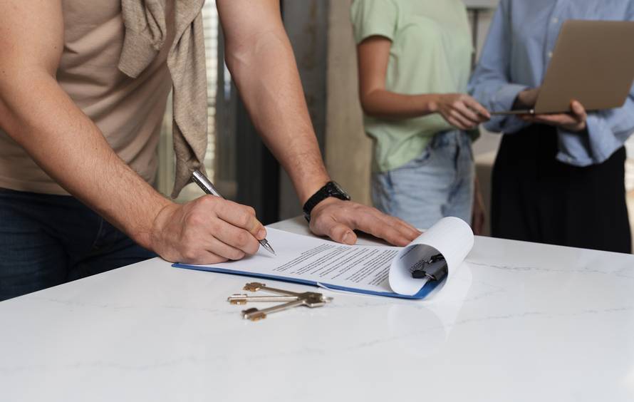 How Rhode Island Landlords and Tenants Can Resolve Disputes Without Court